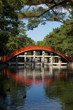 Köprüsü olan güzel kırmızı Japon bahçesi