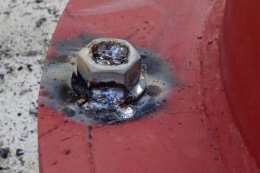 Kırmızı yüzeyde paslı sürgüye yakın çekim