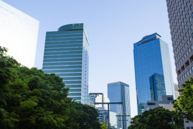 Modern binalar ve mavi gökyüzü - Tokyo, Japonya 'da