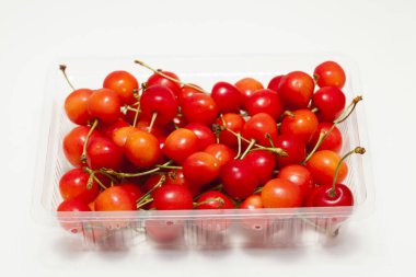 Masada taze kirazlar, sağlıklı yemekler.