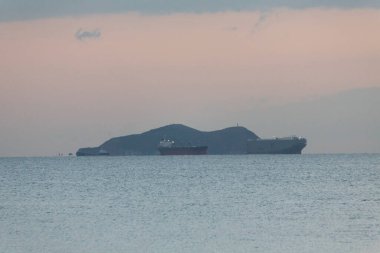 güzel günbatımının resimli görüntüsü deniz üzerinde gemilerle