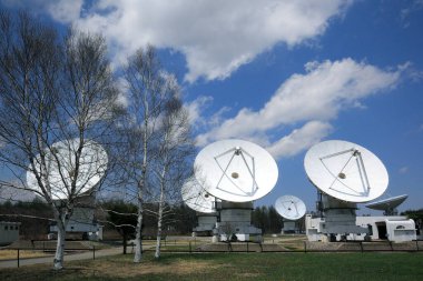 Uydu çanakları açık havada sinyal alıyor.