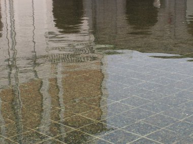 Şehirdeki su ve çeşmenin yansıması