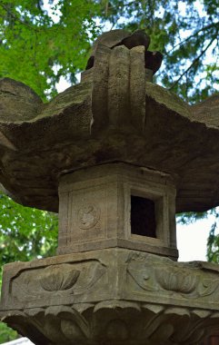 Geleneksel Japon taş tapınağı manzarası