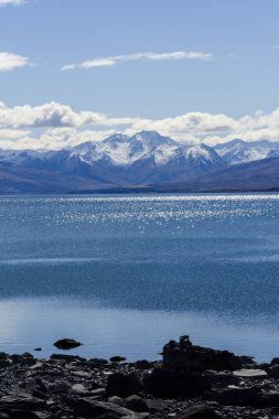 Dağlardaki göl manzarası 