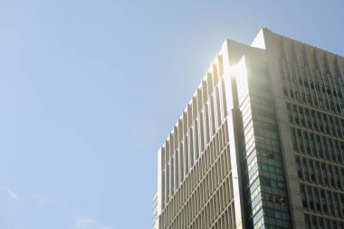 Mavi gökdelenlerin altında duran manzara