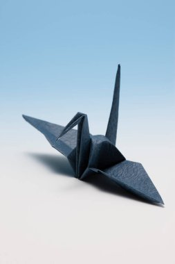 Beyaz bir yüzeyde siyah bir origami kuşu