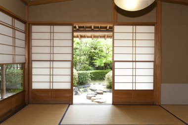 Geleneksel Japon tarzı evin içi.        