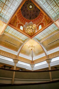 Lüks iç mekanlarda tavanda asılı zarif avizelerin düşük açılı görüntüsü      