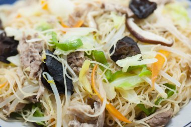 Bir kase etli, sebzeli erişte, Asya yemeği. 