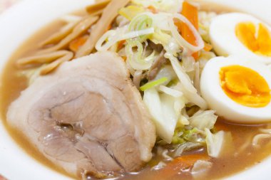 Japon yemeği, udon çorbası domuz eti, sebze ve yumurta.