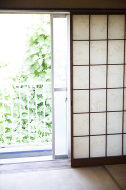 Odada beyaz duvar olan pencere