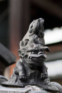 Geleneksel Japon sanatı huzur parkındaki bir ejderha heykeliyle tasvir edilir..