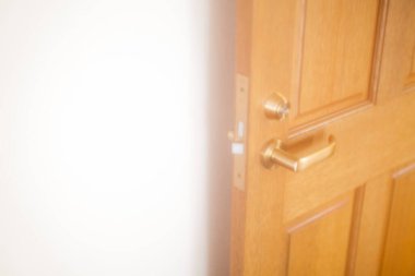 Ahşap kapının sapını kapat.