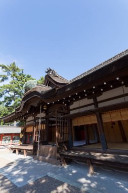 Güzel antik Japon tapınağının manzaralı görüntüsü.