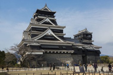 Japonya 'da mavi gökyüzü üzerindeki osaka kalesi