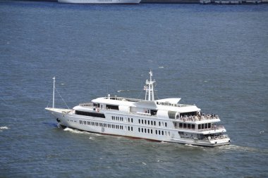 Japonya 'nın Odaiba şehrinde yolcu gemisi.