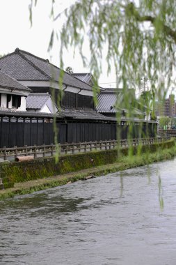 Kasabada güzel eski mimari ve kanalda su