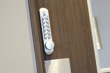 Kapat - arkaplanda beyaz bir kapı kolu