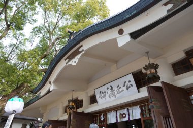 Şehirdeki tapınak binasının manzarası