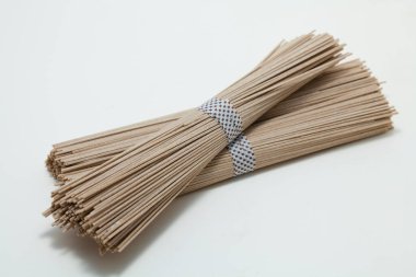 Pişmemiş soba eriştesi. Geleneksel Japon erişteleri