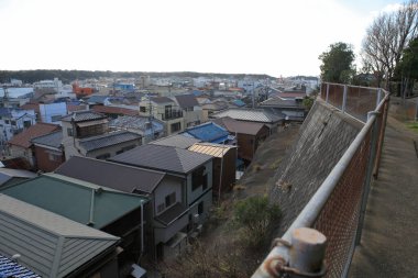 Sessiz bir öğleden sonra, çitlerin yanında manzaralı çatılar.