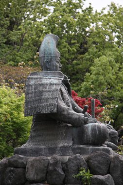 Parktaki tarihi taş heykel manzarası