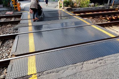 Demiryolu hatlarının ve şehrin karayolunun yakın görüntüsü, ulaşım kavramı      