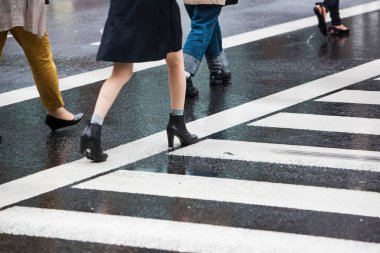 Yağmur yağarken sokakta yürüyen insanların düşük kesimi 