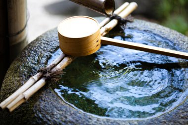 Tsukubai olarak bilinen geleneksel Japon su özelliklerinin yakın plan görüntüsü      