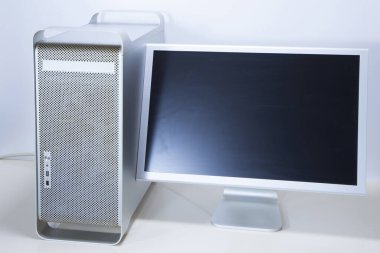 Arka plandaki masadaki bilgisayar monitörü, kapat