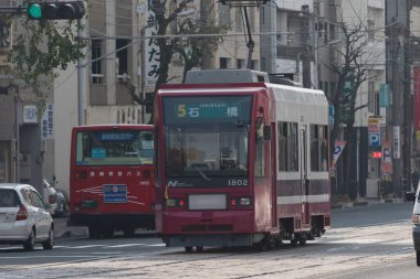 Nagasaki Tramvayı Japon şehrinin sokaklarında