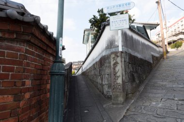 İnce desenli duvarlar ve çıtır çıtır kenarlar parlak gündüz güneşinin altındaki mimarinin detaylarını anlatıyor.