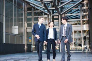 Ofis dışında yürüyen iş adamları