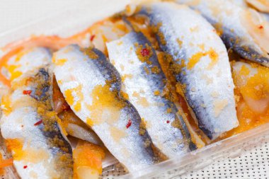 Balık ve havyarla dolu plastik bir kap.