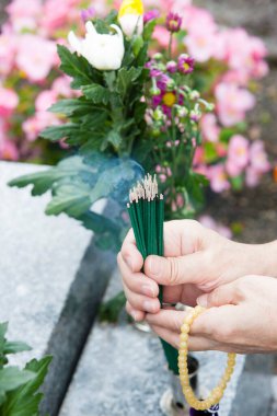İnsan eliyle tütsü yakmak çok önemli bir ritüeldir. Özellikle de Tsuuya ve Sogi 'nin cenaze törenlerinde.