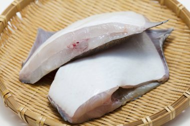 Hasır kutuda çiğ balık filetosu