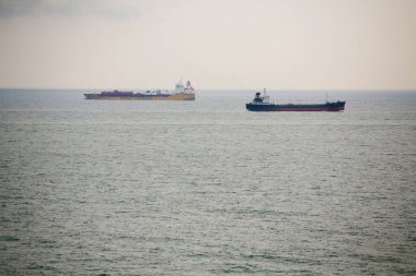 kargo gemileri sakin deniz dalgaları içinde