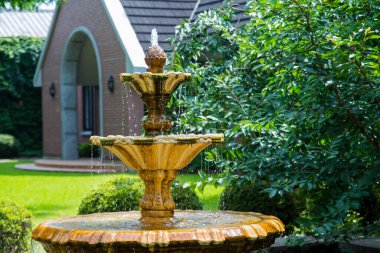 Bahçedeki dekoratif çeşme pf modern ev 