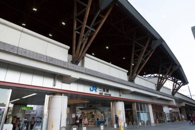 Japonya 'daki tren istasyonu manzarasında harfler var.