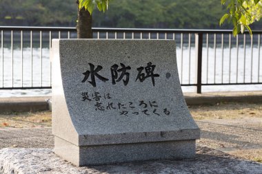 Parkta Çince sembolleri olan anıt taşının manzarası