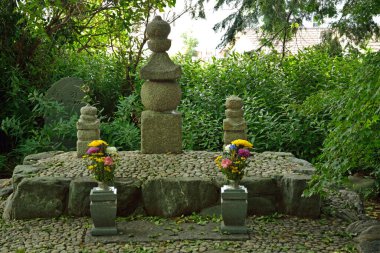 Parktaki eski taş mezarlığın manzarası