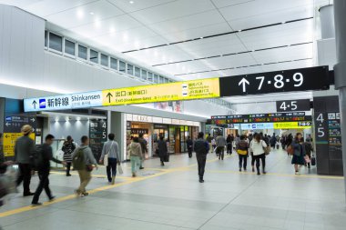 Tokyo, Japonya - Kasım 13, 21: Uluslararası havaalanından kalkmayı bekleyen yolcular.