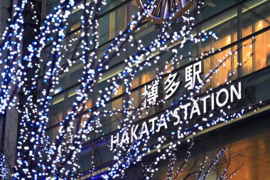 Şehir sokaklarında güzel bir Noel süsü.