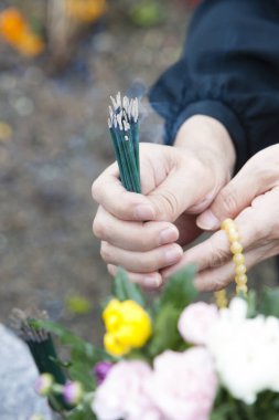 İnsan eliyle tütsü yakmak çok önemli bir ritüeldir. Özellikle de Tsuuya ve Sogi 'nin cenaze törenlerinde.