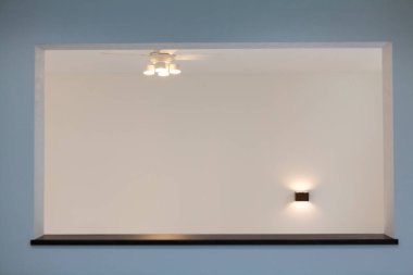 Beyaz duvarları ve zemini olan boş odanın iç manzarası