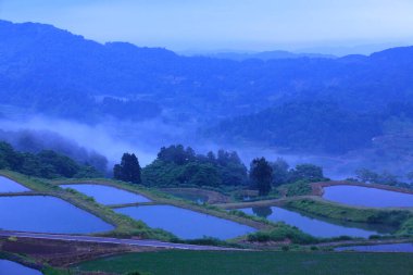 Sabahları dağ göllerinin manzarası