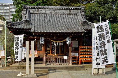 Güzel, eski bir Japon tapınağının büyüleyici manzarası.