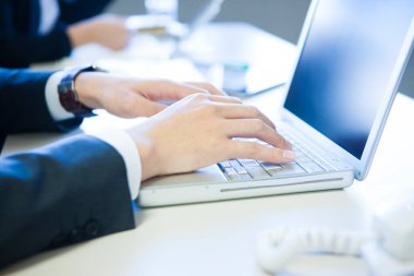 Dizüstü bilgisayarda çalışan iş adamı