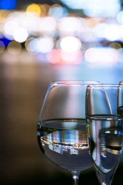 Bulanık şehir arka planında kadehlerle içkilerin yakın plan görüntüsü       